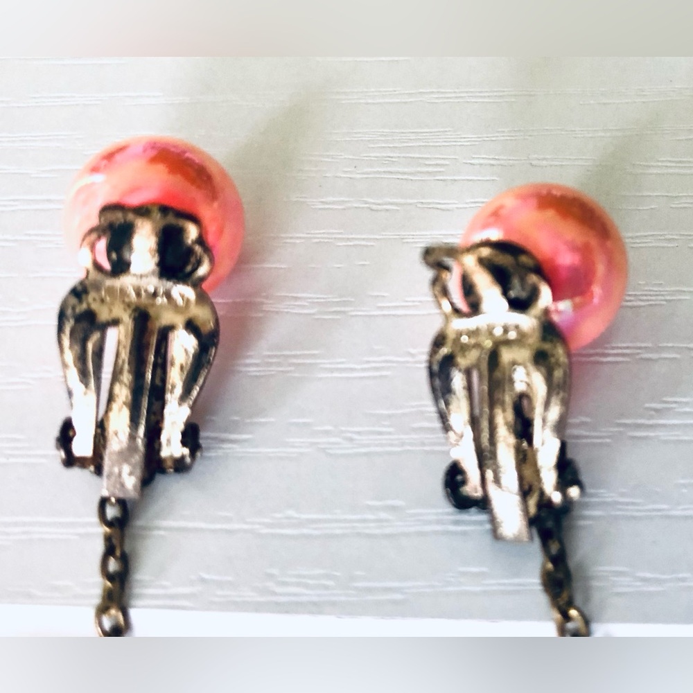 VTG 1960s drop earrings, XLG opalescent peach Pearl on chain clip on Lightweight - Picture 3 of 9